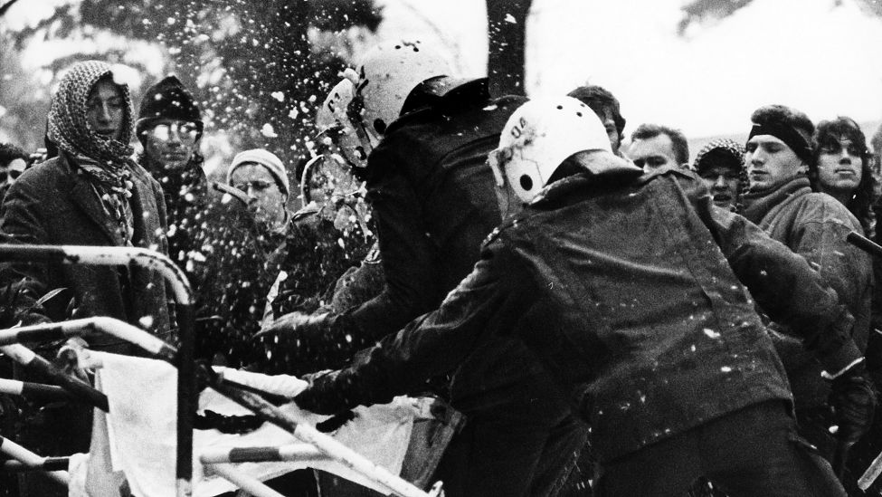 Polizisten die am 04.12.1988 zur Sicherung der Feier zum 40. Jahrestag der Gründung der FU Berlin vor der Aula der Freien Universität abgestellt worden waren werden von Teilen der rund 4000 protestierenden Studenten mit Schneebällen beworfen. (Quelle: dpa)