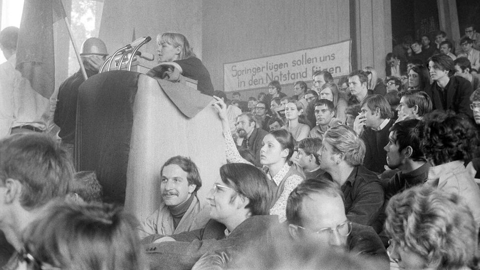 Die neue AStA Vorsitzende der Freien Universität Berlin, Sigrid Fronius, spricht am 15.05.1968 im überfüllten Auditorium Maximum während eines Teach-in zur Notstandsgesetzgebung. (Quelle: dpa/Chris Hoffmann)