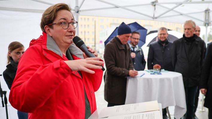 Archivbild: Klara Geywitz (SPD), Bundesbauministerin spricht bei einer Außenveranstaltung. (Quelle: dpa/Woitas)