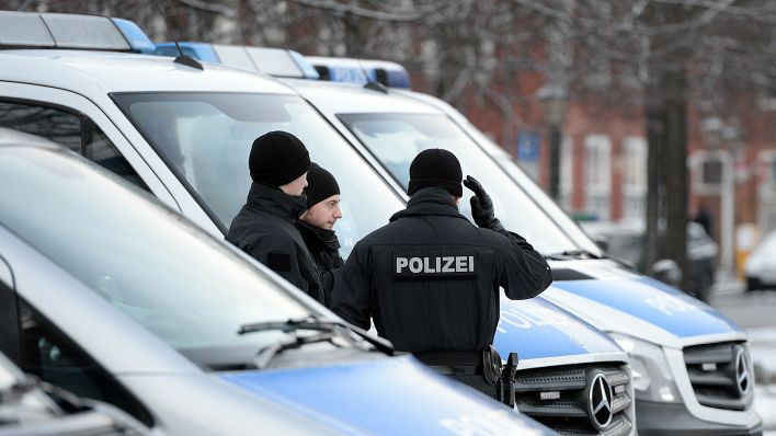 Symbolbild: Polizeifahrzeuge stehen am 20.01.2016 im Holländischen Viertel in Potsdam (Brandenburg). (Quelle: dpa-Zentralbild/Ralf Hirschberger)