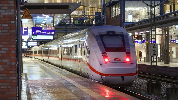 Archivbild: Blick auf die roten Rücklichter eines ICE am Bahnhof Gesundbrunnen. (Quelle: dpa/J. Carstensen)