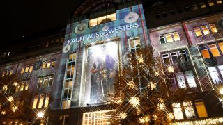 Das weihnachtlich beleuchtete KadeWe, Kaufhaus des Westens, aufgenommen am 25.11.2023 in Berlin Schöneberg. (Quelle: Picture Alliance/XAMAX)
