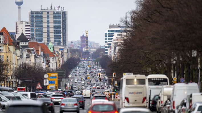 Archivbild: Zahlreiche Autos fahren über den Kaiserdamm in Richtung Stadtzentrum. (Quelle: dpa/Skolimowska)