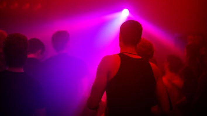 Symbolbild: Menschen tanzen in einem Club. (Quelle: dpa/Fabian Sommer)