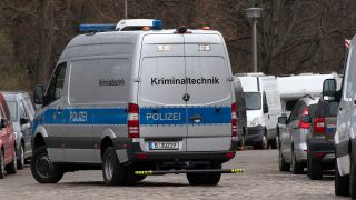 Ein Wagen der Kriminaltechnik am 22.02.2023 in Berlin. (Quelle: dpa-Bildfunk/Paul Zinken)