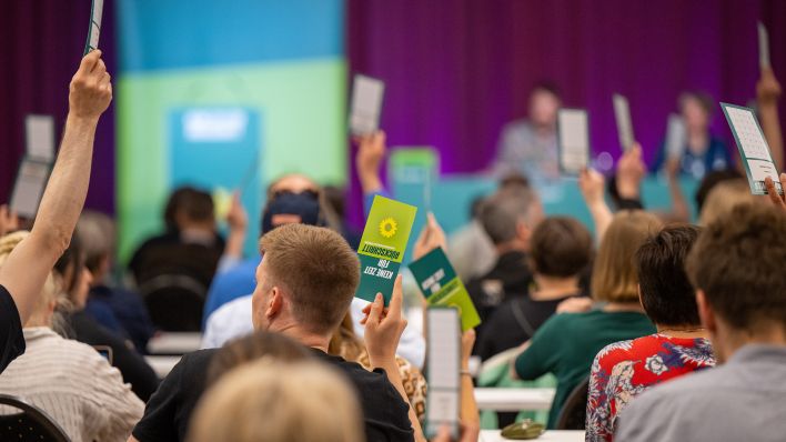 Symbolbild: Delegierte halten auf der Landesdelegiertenkonferenz von Bündnis 90/Die Grünen Berlin ihre Stimmzettel hoch. (Quelle: dpa/Skolimowska)