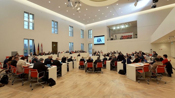 Symbolbild: Sitzung im Landtag Brandenburg. (Quelle: dpa/Bahlo)