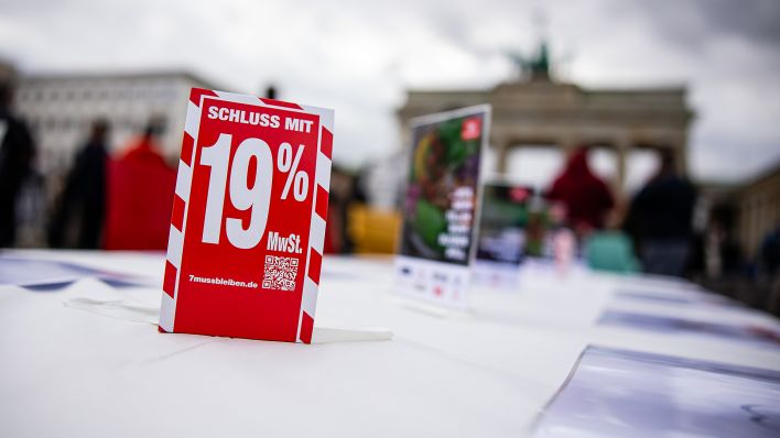 Demonstration zur Beibehaltung der 7% Mehrwertsteuer auf Speisen in der Gastronomie am 06. November 2023 vor dem Brandenburger Tor in Berlin. (Quelle: dpa/Rainer Keuenhof)