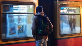 Symbolbild: Ein Junge mit einem Rucksack steht auf einem S-Bahn-Gleis in Berlin. (Quelle: dpa/Wolfram Steinberg)