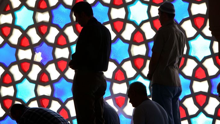 Symbolbild: Gläubige Muslime beten in der Sehitlik Moschee. (Quelle: dpa/Trappe)