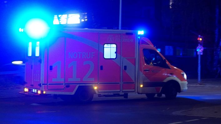 Symbolbild: Rettungswagen (RTW) der Berliner Feuerwehr mit Blaulicht. (Quelle: dpa/Geisler)