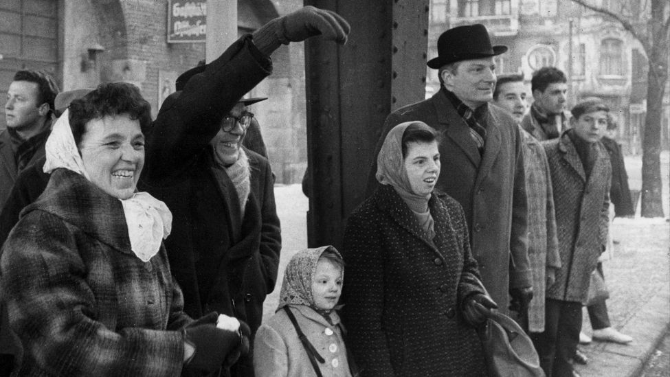 Ostberliner warten am 21.12.1963 am Grenzübergang Oberbaumbrücke auf die Verwandten aus Westberlin. (Quelle: Picture Alliance/Horst Ossinger)