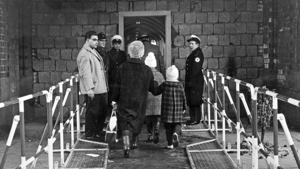 Am Grenzübergang Oberbaumbrücke: West-Berliner auf sind am 20.12.1963 dem Weg zu ihren Verwandten im Ostteil der Stadt. (Quelle: akg-images/Gert Schütz)