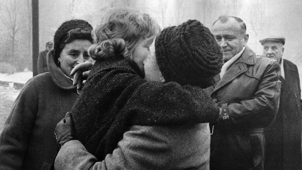 Großeltern und Eltern begrüßen am 21.12.1963 in Ostberlin Tochter und Enkelin aus Westberlin.