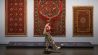 Marina geht im Pergamonmuseum durch die Teppichsammlung. Ab 23. Oktober 2023 sind die Türen für einige Jahre ganz zu, die Sanierungen sollen 14 Jahre dauern. (Quelle: dpa/Sebastian Christoph Gollnow)