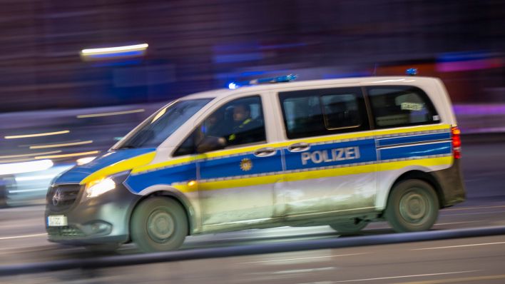 Symbolbild: Ein Polizeiauto fährt mit Blaulicht zu einem Einsatz. (Quelle: dpa/Skolimowska)
