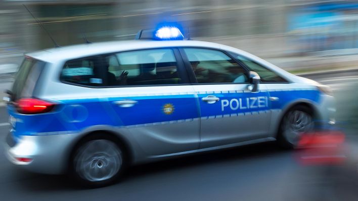 Symbolbild: Ein Polizeiauto faehrt mit Blaulicht ueber eine Strasse im Bezirk Mitte. (Quelle: dpa/Steinberg)