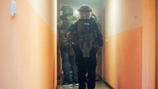 Archivbild: Polizisten, darunter auch Einsatzkräfte des SEK, durchsuchen Wohnungen bei einem Großeinsatz der Polizei und Staatsanwaltschaft in Cottbus und angrenzenden Landkreisen gegen Drogenkriminalität. (Quelle dpa/Polizei Brandenburg)