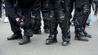 Mehrere Polizisten bei einer Demonstration in Berlin (Quelle: dpa/Emmanuele Contini)