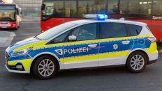 Symbolbild: Ein Einsatzfahrzeug der Polizei fährt am 07.02.2023 am Cottbuser Hauptbahnhof. (Quelle: Picture Alliance/Frank Hammerschmidt)