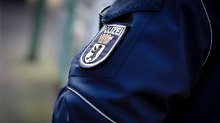 Symbolbild: Emblem der Berliner Polizei auf der Jacke eines Polizeibeamten. (Quelle: dpa/Inga Kjer)