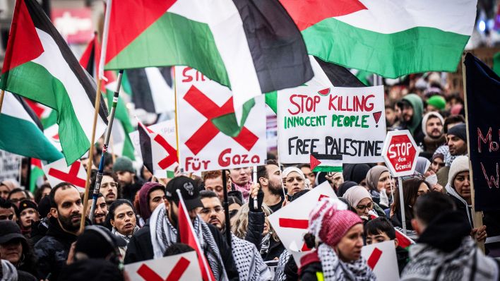 Teilnehmer stehen bei einer Propalästinensischen Demonstration am Hermannplatz in Berlin Neukölln. (Quelle: dpa/Kappeler)