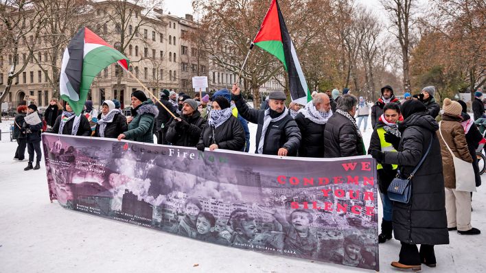 Menschen nehmen am 02.12.2023 in Kreuzberg an einer propalästinensischen Demonstration unter dem Motto «Solidarität mit Palästina» zum Nahost-Konflikt teil. (Quelle: dpa/Fabian Sommer)