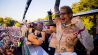 Feiernde tanzen bei der Technoparade «Rave the Planet» am 08.07.2023 (Quelle: dpa/Christoph Soeder)