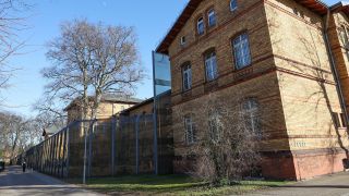 Archivbild: Blick auf eines der Gebäude vom Krankenhaus-Maßregelvollzug für als psychiatrisch auffällig oder suchtkrank eingestufte Straftäter auf dem Gelände der Karl-Bonhoeffer-Nervenklinik. (Quelle: dpa/Carstensen)