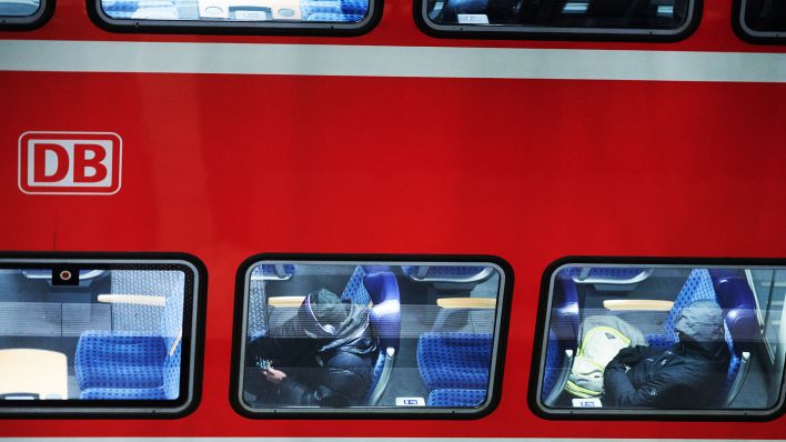 Symbolbild: Personen sitzen in einem Regional Express. (Quelle: dpa/Annette Riedl)