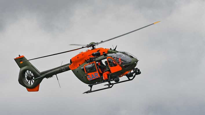 Symbolbild: Ein Rettungshubschrauber vom Typ H145 LUH SAR (Light Utility Helicopter Search and Rescue) ist am 12.04.2021 in Aktion über dem Fliegerhorst Holzdorf zu sehen. (Quelle: dpa-Zentralbild/Patrick Pleul)