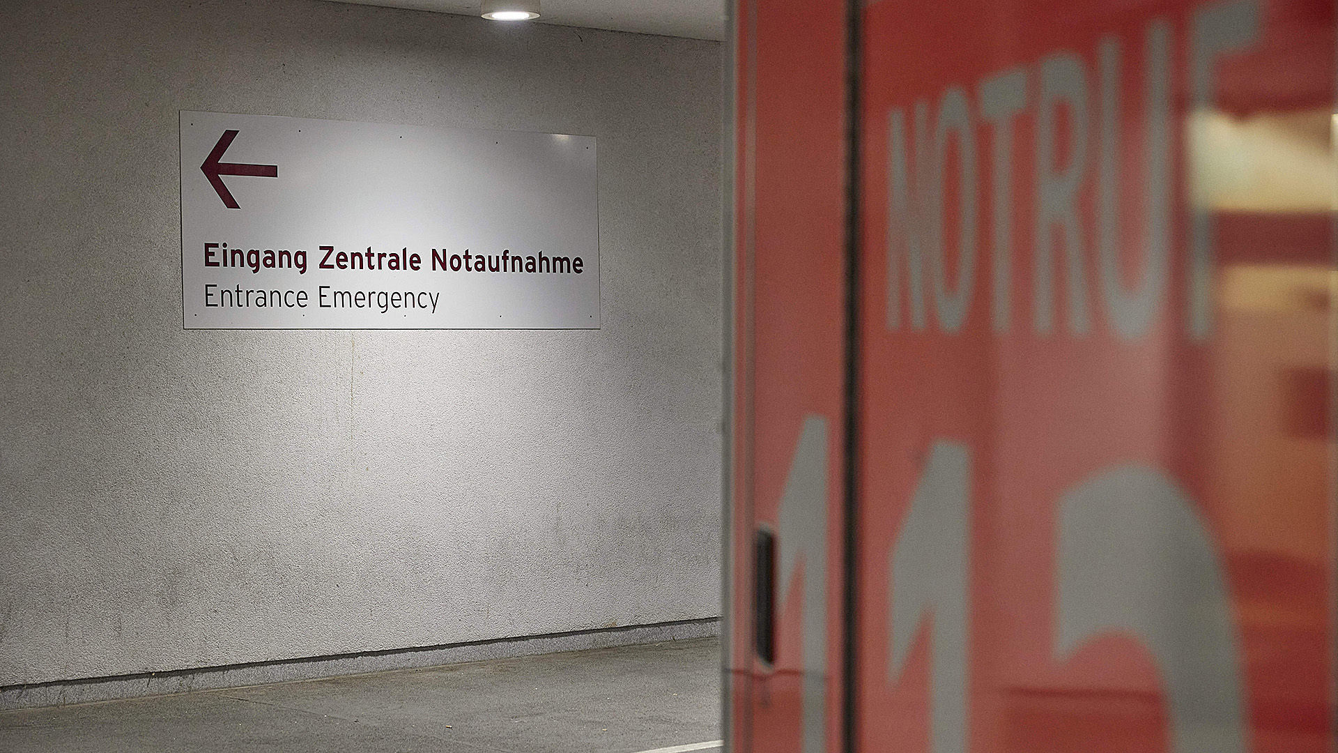 Symbolbild: Ein Schriftzug der Zentralen Notaufnahme ist am 07.10.2023 an einem Gebäude der Charité – Universitätsmedizin zu sehen. (Quelle: Picture Alliance/Jörg Carstensen)
