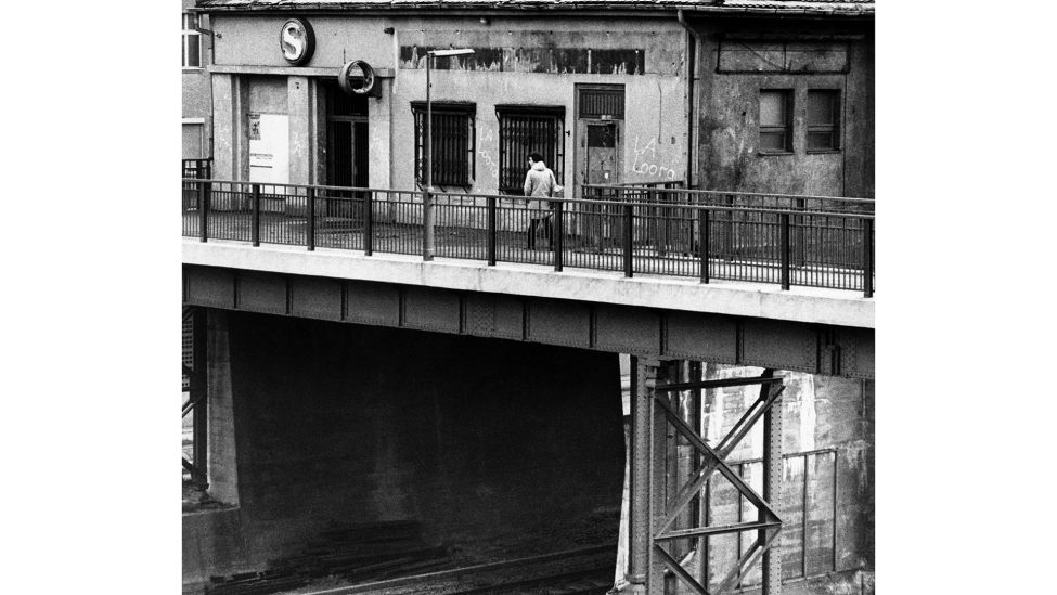 Eine Frau geht am 18.01.1984 am stillgelegten S-Bahnhof Witzleben in Berlin-Charlottenburg vorbei. (Quelle: dpa/Chris Hoffmann)