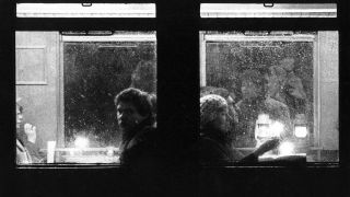 Fahrgäste aus Westberlin sitzen am 09.01.1984 im Bahnhof Wannsee in einer S-Bahn. (Quelle: dpa)