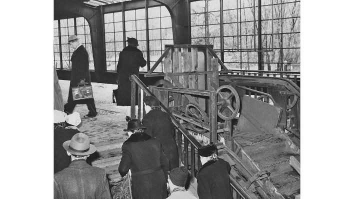 Original-Bildunterschrift: Völlig verwahrloste Rolltreppe auf dem S-Bahnhof Westkreuz der östlich verwalteten Stadtbahn. Berlin, Deutschland um 1955. (Quelle: dpa/United Archives/Kindermann)