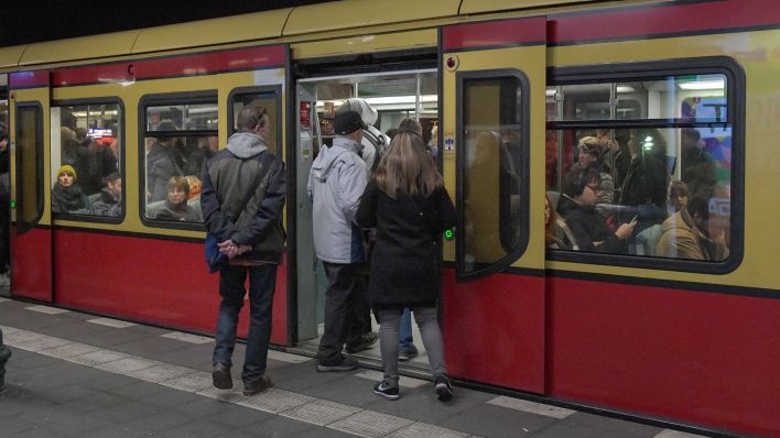 Passagiere am S-Bahnhof in Berlin. (Quelle: dpa/Schoening)