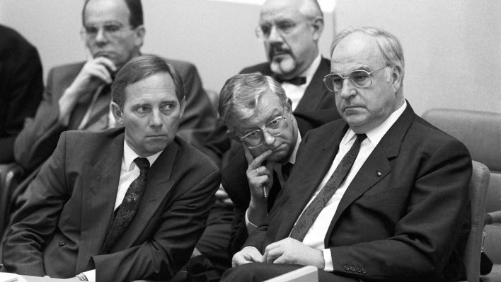 Archivbild: Bundesinnenminister Wolfgang Schäuble (l) und Bundeskanzler Helmut Kohl (r) am 23.05.1990 während einer Bundestagsdebatte in Bonn. (Quelle: dpa/Oliver Berg)