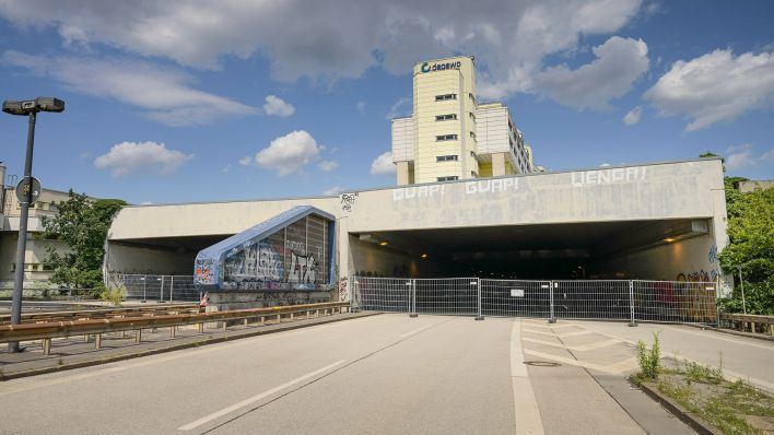 Archivbild: Der gesperrte Schlangenbader Tunnel an der Stadtautobahn Berlin. (Quelle: dpa/Schoening)
