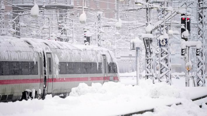 Ein ICE steht am 02.12.2023 nach starkem Schneefall am Hauptbahnhof in München. (Quelle: AP/dpa-Bildfunk/Matthias Schrader)