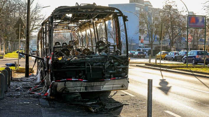 Berlin, in der Sonnenallee im Berliner Stadtteil Neukölln steht am 03.01.2023 an der Überbauung das Wrack des Buses, der in der Silvesternacht 2022 ausgebrannt ist. (Quelle: Picture Alliance/Marc Vorwerk/SULUPRESS)
