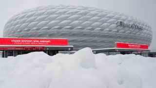 Eine Anzeigentafel mit der Aufschrift „Stadion gesperrt. Spiel abgesagt“ ist an der Allianz Arena zu sehen.