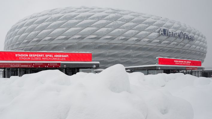 Eine Anzeigentafel mit der Aufschrift „Stadion gesperrt. Spiel abgesagt“ ist an der Allianz Arena zu sehen.