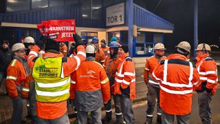 Beschäftigte von Stahlproduzenten ArcelorMittal Eisenhüttenstadt GmbH sind am Dienstagmorgen im Warnstreik. (Foto: dpa)