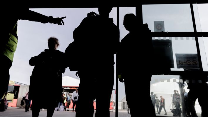 Symbolbild: Geflüchtete betreten die Empfangshalle des Ankunftszentrums Tegel. (Quelle: dpa/Carsten Koall)