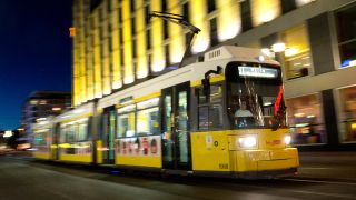 Symbolbild: Eine Strassenbahn der Berliner Verkehrsbetriebe fährt bei Nacht durch Berlin Mitte. (Quelle: dpa/Lang)