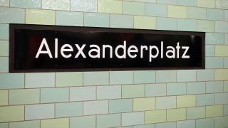 Stationsschild im U-Bahnhof Alexanderplatz, aufgenommen am 14.04.2022. (Quelle: Picture Alliance/Caro/Sorge)