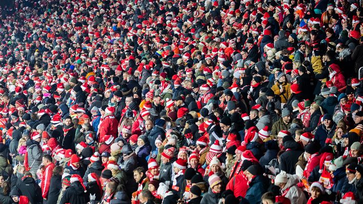 Symbolbild: Fans des 1. FC Union versammeln sich am 23.12.2023 zum Weihnachtssingen im Stadion an der Alten Försterei. (Quelle: dpa-Bildfunk/Christoph Soeder)