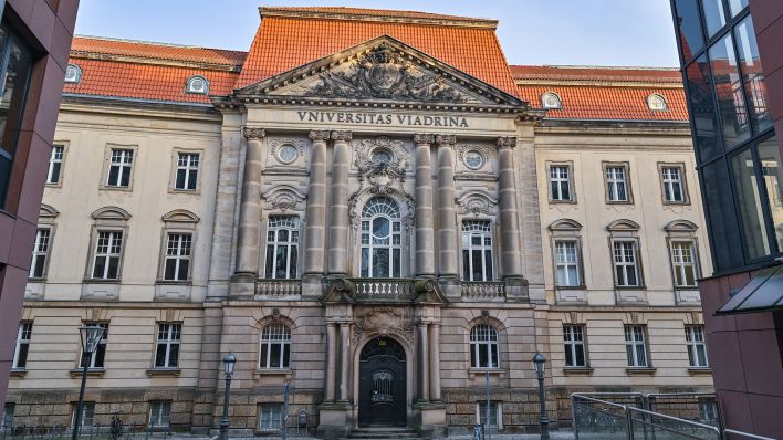 Archivbild: Blick auf Hauptgebäude der Europa-Universität Viadrina. (Quelle: dpa/Pleul)