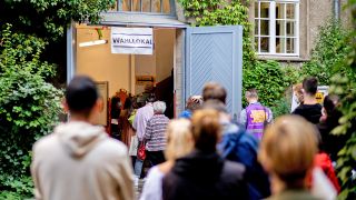 Archivbild: Wählerinnen und Wähler warten am 26.09.2021 im Stadtteil Prenzlauer Berg in einer langen Schlange vor einem Wahllokal, das in einer Grundschule untergebracht ist. (Quelle: dpa/Hauke-Christian Dittrich)