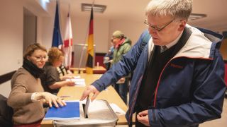 Archivbild: Stephan Bröchler, Landeswahlleiter, wirft in einem Wahllokal seinen Stimmzettel in die Wahlurne. (Quelle: dpa/Skolimowska)